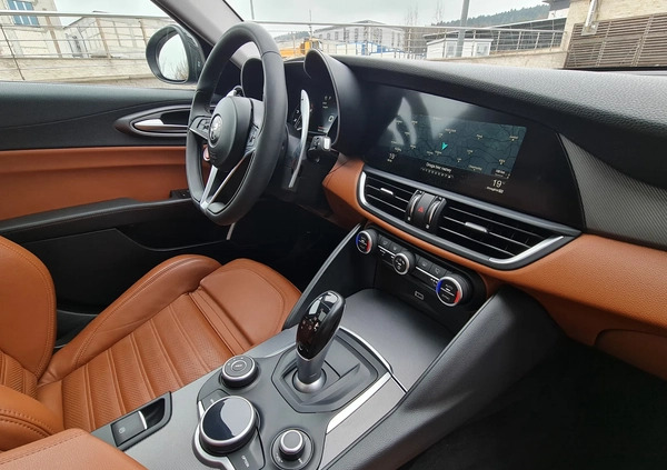 Alfa Romeo Giulia cena 145190 przebieg: 122000, rok produkcji 2017 z Warszawa małe 407